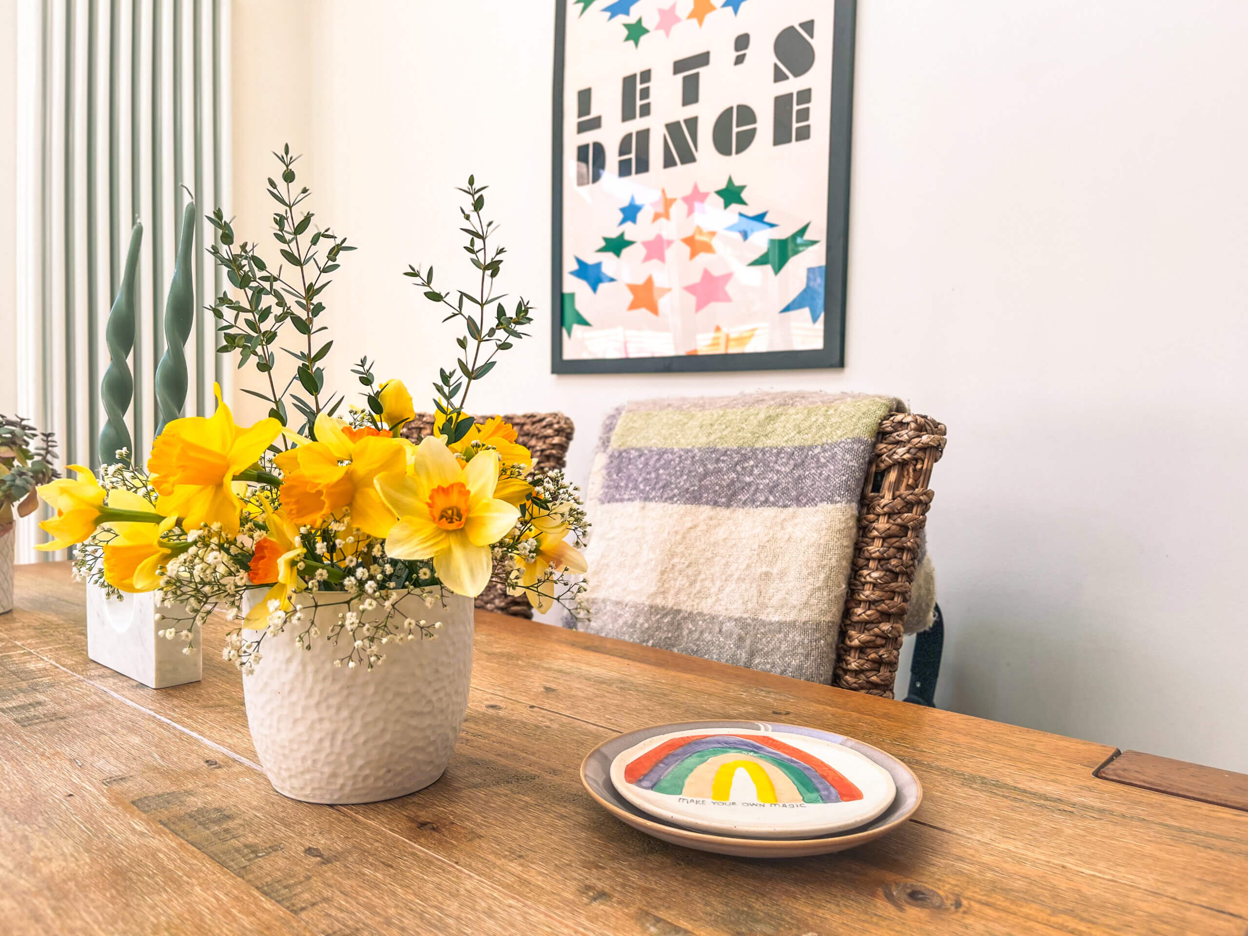Spring Interiors - spring flowers and colourful artwork. Spaces by Kelly